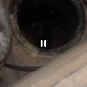 פתח ביוב עם צינור, קשור לעבודות אינסטלציה