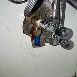 צינור מתכת, ברז, חיבורי אינסטלציה מתחת לכיור