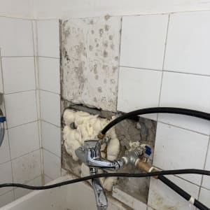 תיקון צנרת בקיר חדר אמבטיה