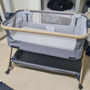 לול תינוקות עם מסגרת עץ ורשת