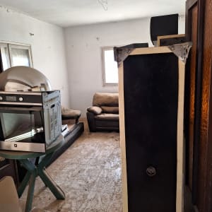 חדר עם רהיטים ישנים וציוד לפינוי