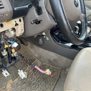 חוטים חשופים ותיבת נתיכים פתוחה ברכב