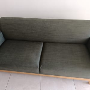 ספה ירוקה על רצפת אריחים לבנה