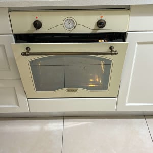 תנור אפייה עם דלת פתוחה וכיריים גז