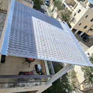 גג פרגולה מעל מרפסת בבניין מגורים