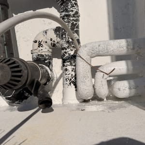 צינורות ואביזרי איטום על קיר חיצוני