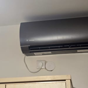 מזגן מותקן על קיר עם חיבור חשמלי