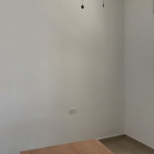 קיר לבן עם שקעי חשמל וחלון