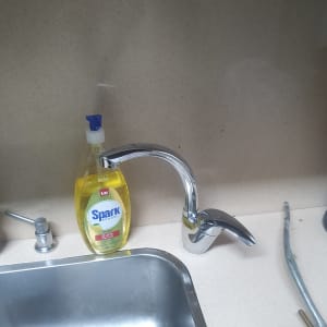 ברז כיור עם בקבוק סבון נוזלי לידו