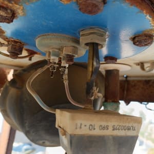 חלק תחתון של דוד שמש עם חלודה וחיבורים חשמליים