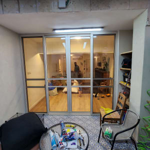 דלתות אלומיניום עם זכוכית במרפסת