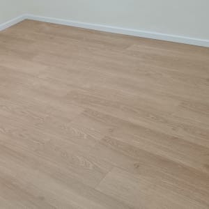 רצפת פרקט עץ בהירה בחדר ריק