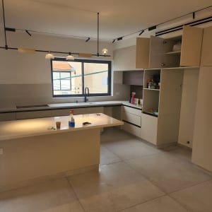 בקבוק תרסיס כחול על השיש במטבח מודרני