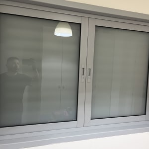 חלון זכוכית עם השתקפות של אדם