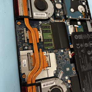 חלקים פנימיים של מחשב נייד עם מאווררים וזיכרון RAM