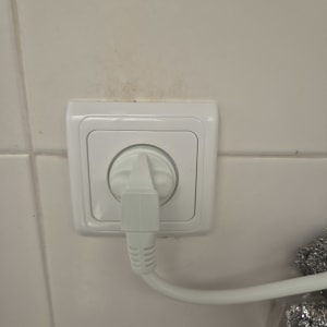 שקע חשמלי עם תקע מחובר לקיר