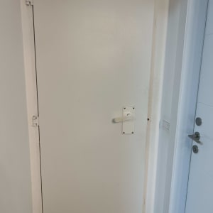 דלת עם ידית ומנעול