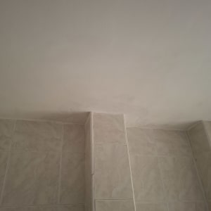 קיר עם אריחים ותקרה חלקה