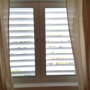 חלון אלומיניום עם תריסים לבנים