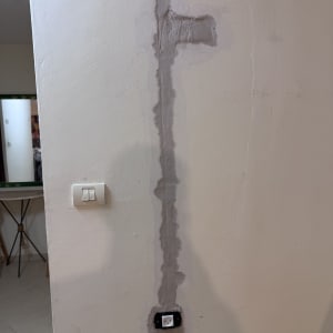 תמונה של קיר עם שקעים חשמליים מותקנים