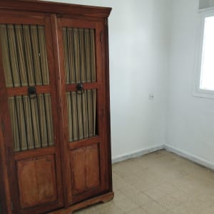 ארון עץ עם דלתות זכוכית וידיות מתכת