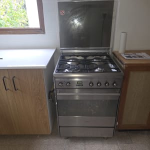 תנור גז במטבח עם ארונות ועץ