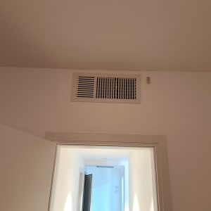 פתח אוורור של מערכת מיזוג אוויר על קיר