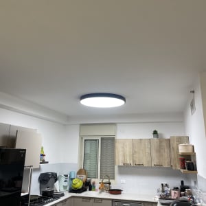 תאורה עגולה מותקנת בתקרה במטבח מודרני