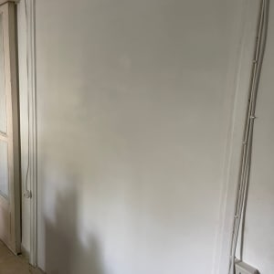 קיר גבס עם חוטי חשמל ושקע חשמלי