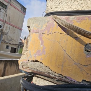 קיר עם סדקים וחוטים, ייתכן קשור לאיטום