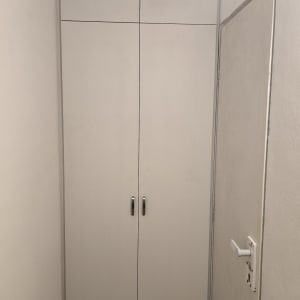 ארון קיר לבן עם דלתות סגורות
