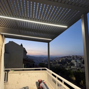 פרגולה מאלומיניום במרפסת עם נוף לעיר
