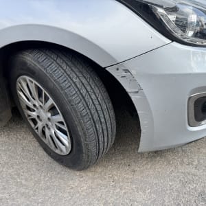 פגוש רכב עם שריטות על הכביש