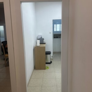 חדר עם מכונת תפירה ופח אשפה