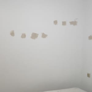 תיקוני טיח על קיר לבן