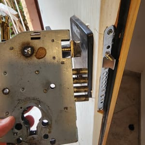 מנעול דלת פתוח עם חלקים חשופים