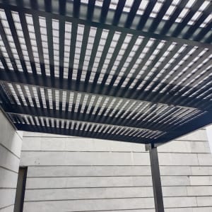 פרגולה מאלומיניום עם קורות אופקיות