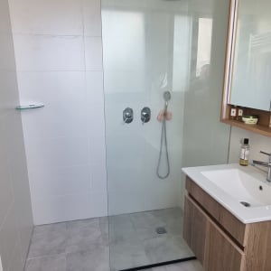 מקלחון זכוכית בחדר אמבטיה מודרני