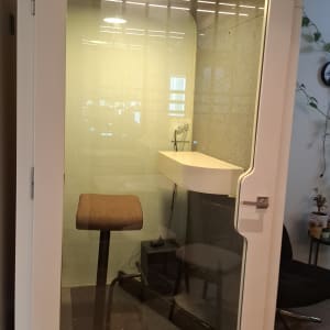 תא זכוכית עם כיסא ושולחן בפנים