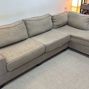 ספה אפורה בחדר מגורים עם שטיח