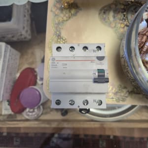 מפסק חשמלי על שולחן עם חפצים שונים