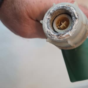 חיבור צינור עם חלקים פנימיים חשופים