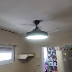 מנורה עגולה תלויה מהתקרה במטבח