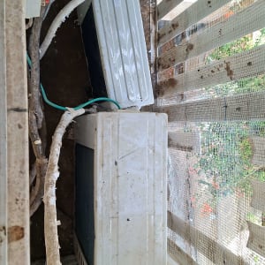 יחידת מזגן חיצונית עם לכלוך ואבק