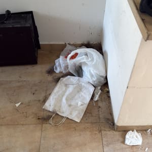 פינה מלוכלכת עם שקיות אשפה על הרצפה