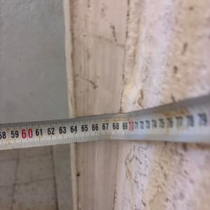 מדידת קיר עם סרט מדידה