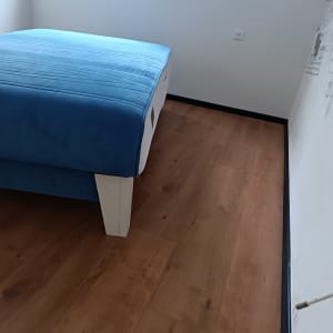 רצפת פרקט עץ חום בחדר שינה