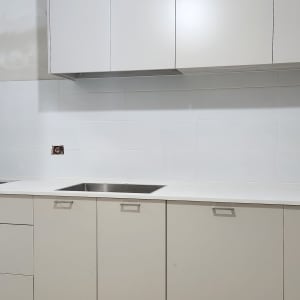 מטבח חדש עם ארונות וכיור מותקן