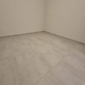 רצפה נקייה בחדר ריק עם קירות בהירים