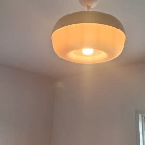 מנורה תלויה מהתקרה עם סולם מתחת